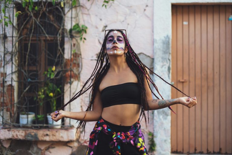 The Revival of Oversized Blazers in Streetwear Style