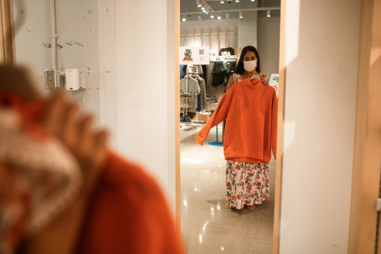 Why Smart Mirrors Are Essential in Clothing Retail Today